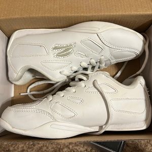 EUC ZEPHZ CHEER SHOES SIZE 2.5 YOUTH